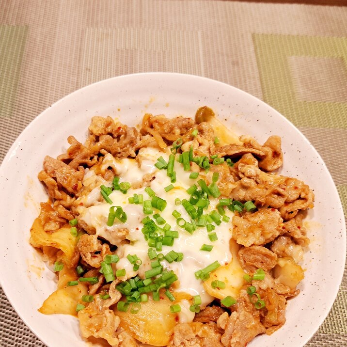 ボリュームたっぷり!夕食に!豚キムチ チーズ丼